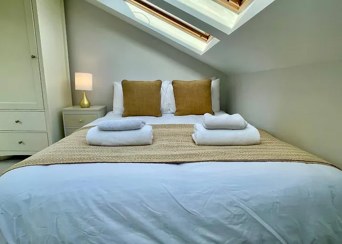Bright Quiet Loft Room Ensuite Serene Clapham Area